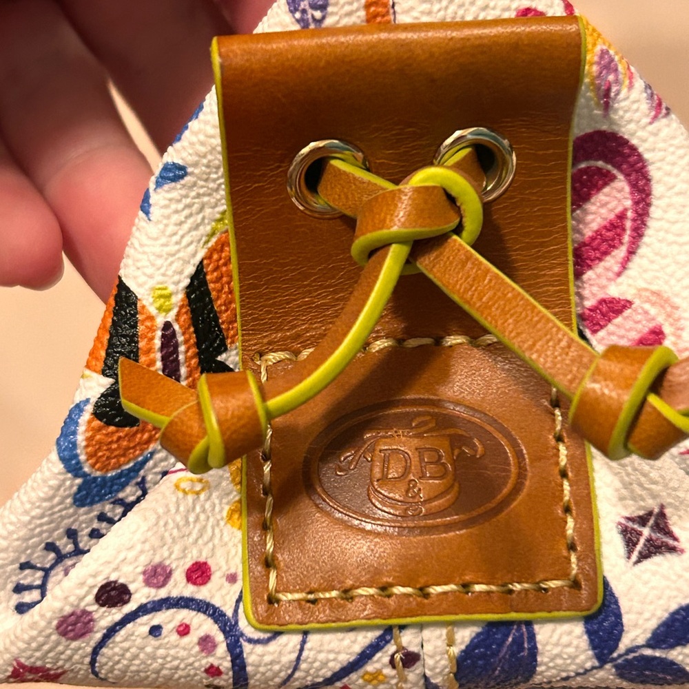 Dooney & Bourke *AP* 2019 EPCOT INTERNATIONAL FLOWER AND GARDEN FESTIVAL - Picture 8 of 16